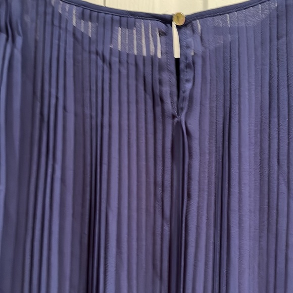 ❤️❤️SOLD Halston Blue Pleated Top❤️❤️ - Picture 4 of 5